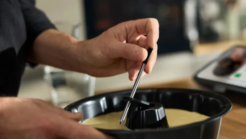 Comment démonter le couteau d'un Thermomix TM31 en tournant le levier noir sous le bol